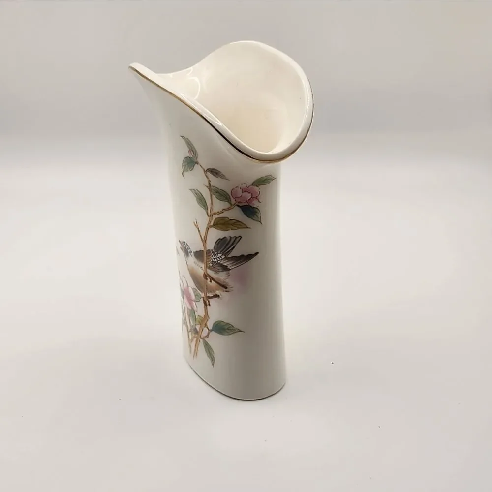 Yamaji Japanese Vase. Bird. Wren.Cherry Blossoms Vintage Gold-Rimmed